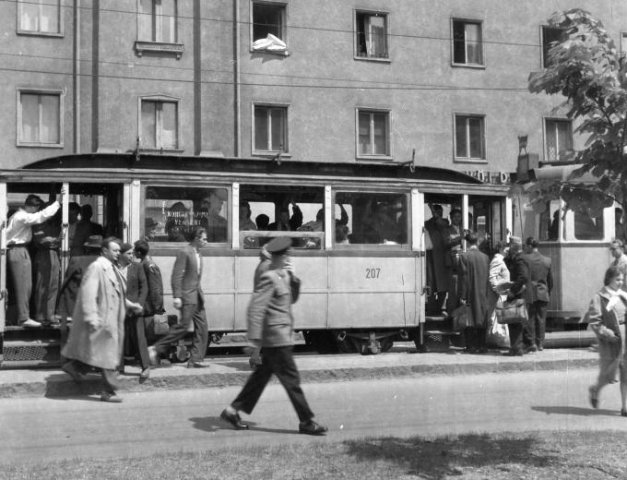Miskolc, Bajcsy-Zsilinszky utca, villamosmegálló a Soltész Nagy Kálmán (Kun Béla) utcánál- 1957(Forrás: Fortepan/Székács András)

